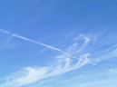青空に飛行機雲